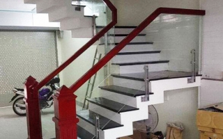 Cầu thang kính trụ lửng ốp má ngoài thi công tỉnh Vĩnh Phúc